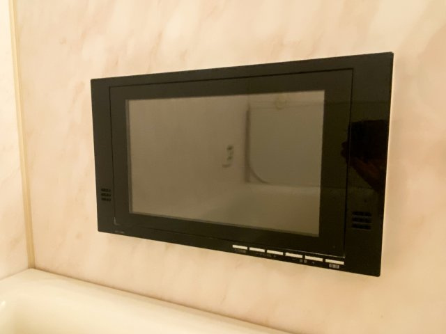 浴室にはTVがついており、一日の疲れをゆっくり癒しながら地上波視聴可能