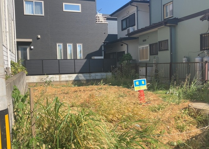 土地の面積＝住宅面積ではありません。建ぺい率の問題などで、土地のある場所によって住宅を建てられる面積は限られています。高さもしかり、「土地」という言葉の中には、建築条件も含まれると考えておきましょう。