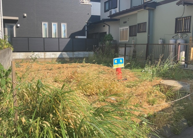 家を建てる場合、方位は要チェックです。現実的に日当たりのよい家ならばリビングは南側、建築基準法でも北側に当たる家への配慮は求められています。土地を見学に行く際は、方位磁針を持って行くようにしましょう。
