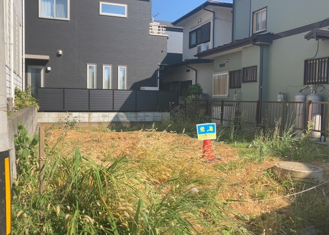 現地に行くなら、物件の周囲の地形がどうなっているかを見ることも大切です。周辺より低くなっている土地では、大雨などで水が集まりやすいため、地盤が弱くなっているということも考えられるため、注意が必要です。