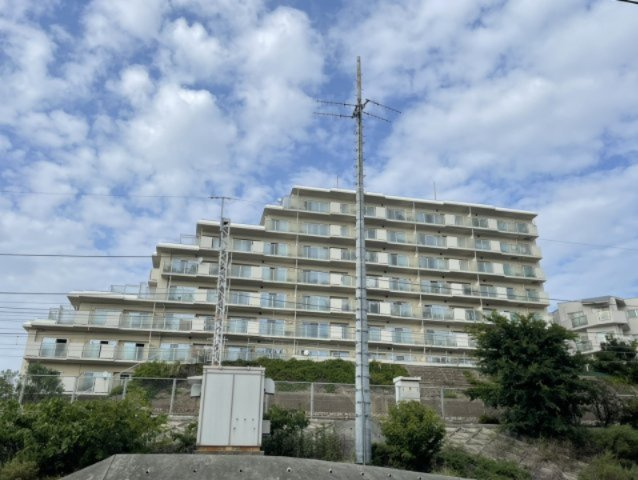 山陽電鉄「霞ヶ丘」駅徒歩4分の駅近立地です。海や明石海峡大橋を望む開放的な眺望が魅力です。16.4帖のゆったりLDKと2面バルコニーを備えた住まいです。