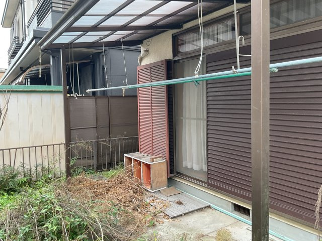洗濯物も干せる屋根付きテラス。