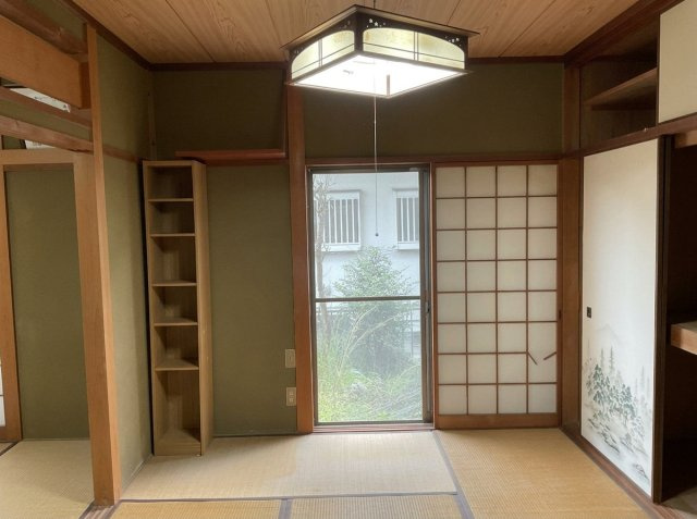 伝統的な畳の空間と板張りの天井が調和する和室