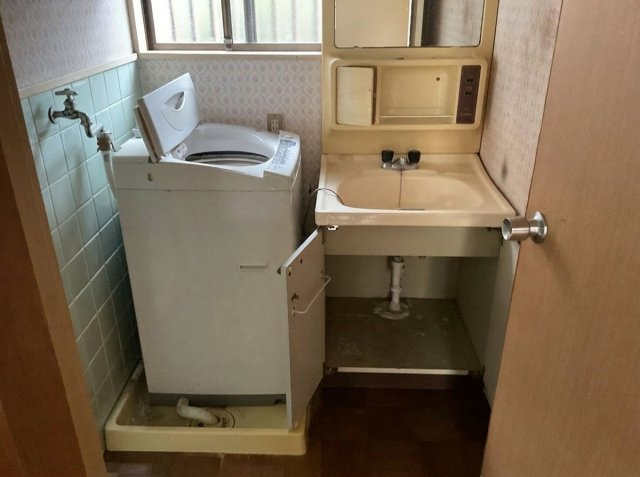 窓からの採光がある自然光の入る洗面脱衣所