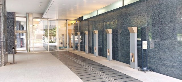 石造りで重厚な印象のエントランス