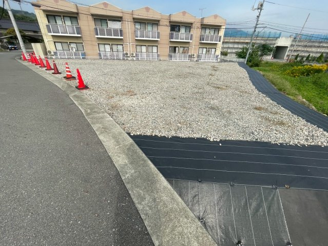 南向きで陽当たり良好。建築条件なし。周辺には自然が広がり、四季折々の風景も楽しめる土地です。　広々とした敷地が魅力で、ガーデニングやアウトドアスペースを楽しむことができます。