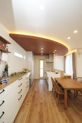 折下げ天井のキッチンはゾーニング効果を図り、間接照明でかわいらしくもお洒落な空間に。【プラン例】建物価格2240万円~、建物面積113.46？