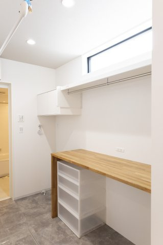 ランドリールームにカウンターを設置。その場で畳んだりアイロンができるので、移動の手間が減って時短に♪【プラン例】建物価格2240万円~、建物面積115.43？