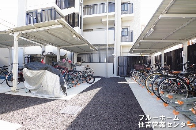 屋根付きの駐輪場で雨の日も快適♪