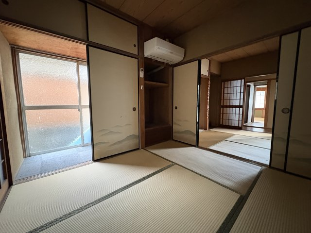 落ち着いた雰囲気の和室が続き間で配置され、ゆったりとした空間の広がりを感じられるお部屋です。引き戸を開ければ開放的な続き間として利用でき、閉じれば個室としても使える柔軟な間取りが魅力。