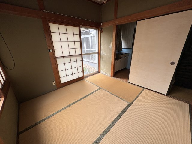 客間や家族の憩いスペースとしても使い勝手の良い空間です。伝統的な造りを感じられる和室は、心地よい安らぎの空間です。障子越しに入る柔らかな光が部屋全体を優しく照らし、畳の香りが広がる落ち着いた空間。