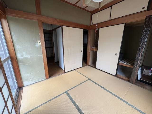 こちらの和室は収納力の高さが魅力。大きな押入れと上部収納が備わり、布団や季節物をすっきりと片付けることができます。見た目もスッキリし、部屋全体が広く感じられるため、快適な居住空間を提供します。