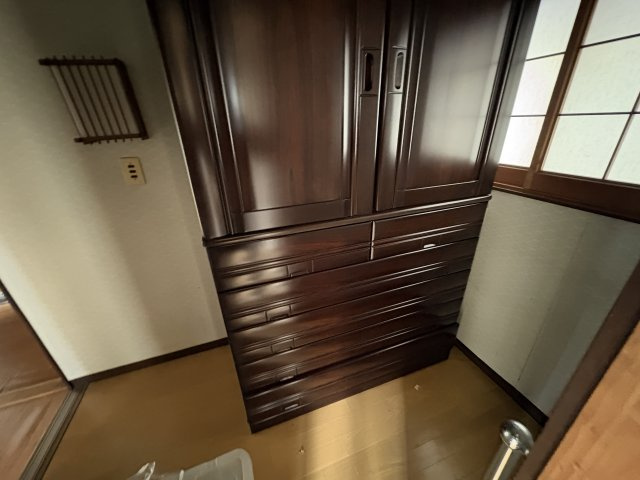 収納スペースとして利用可能。大きなものや重いもの、とりあえず使う予定のない家具など、物を選ぶことなく置いておけるスペースです。大人数の暮らしでは物が増えがちなので、あると嬉しい場所です。