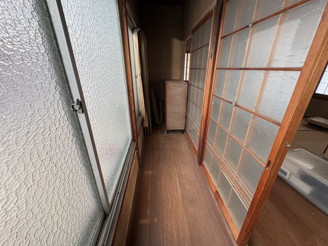 光をやさしく取り込むすりガラスと木枠の建具が温かみを演出します。外と中をつなぐ絶妙な距離感で、洗濯物を干す動線としても便利。季節の移ろいを感じながら、ちょっとした休憩や読書にも最適な落ち着く空間です。