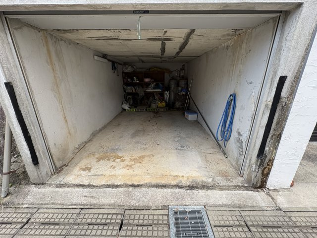 車庫があるので天候に左右されず車を大切に保管できます。道路に面していて出入りもしやすく、駐車のしやすさも魅力のひとつ。車庫スペースは収納や作業場としても利用でき、使い方の幅が広い点もメリットです。