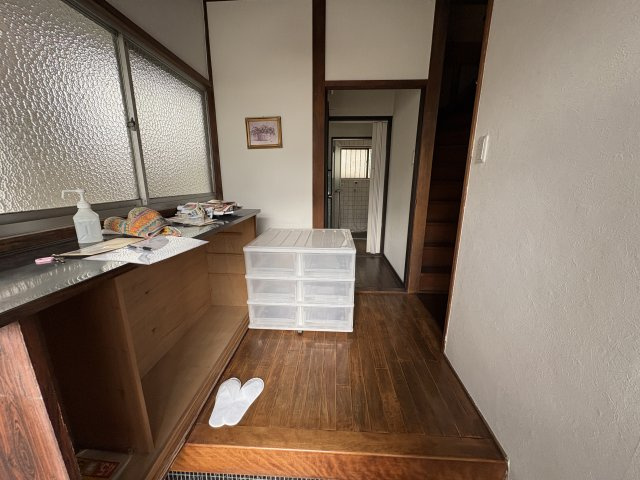 玄関は採光窓から光が入り、明るく温かい雰囲気を生み出しています。シューズボックスも備わっており、靴や小物もすっきり整理可能。和の雰囲気が残る落ち着いた空間で、帰宅時にほっと安心できる玄関です。