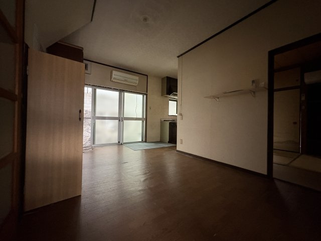 家族の団らんスペースとしてゆとりある広さを確保しています。大きな窓からしっかり採光が取れ、室内は明るく風通しも良好。隣接するキッチンや和室との動線もよく、生活しやすいレイアウトが魅力です。
