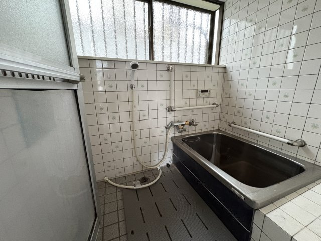 1日の疲れをしっかり癒せる落ち着いた空間です。窓が大きく換気性が良いため、湿気を逃しやすく清潔な環境を保てます。レトロなタイルの雰囲気が特徴的で、昔ながらの温かみを感じられる浴室です。