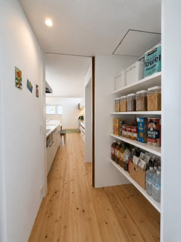 キッチン横に収納スペースを設けてあります。食品ストックなどの保管に便利です。※画像はイメージです。