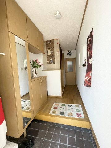 身支度を整えるのに便利な全身鏡付きです。　シューズボックス付きで玄関もすっきりです！