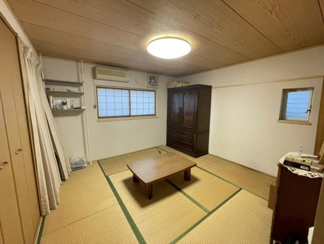 約8帖の和室。ゆったり広さのあるお部屋です。　室内きれいにお使いです！