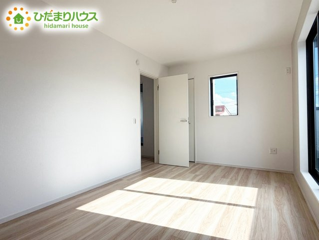バルコニーに面していて、たっぷり光りの入る明るい主寝室です！