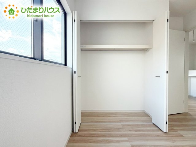 クローゼットには、衣類や日用品などを整理整頓して収納できますね！