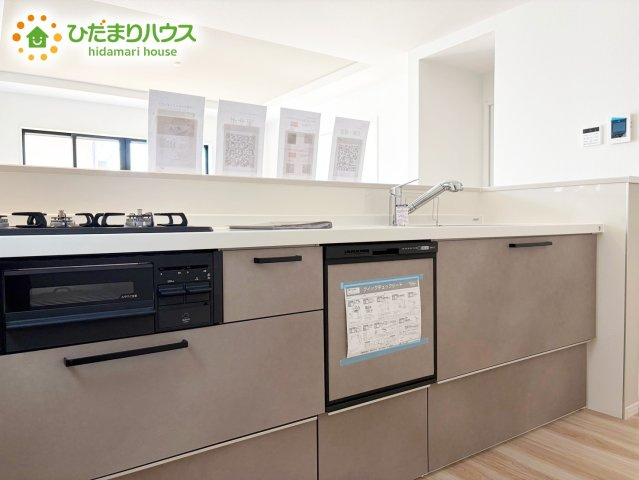 家族でのコミュニケーションがとれる対面型システムキッチン。横一列にシンクとコンロをまとめたシンプルな形です。動きやすさとスタイリッシュなデザインが魅力。