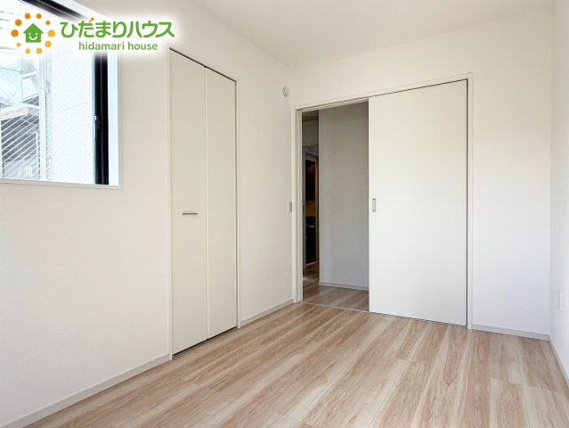 白を基調とした明るく爽やかな子ども室。自分の時間に集中できる、落ち着きのある居室です。学習机やベッドなどの家具もゆとりを持って配置できます。