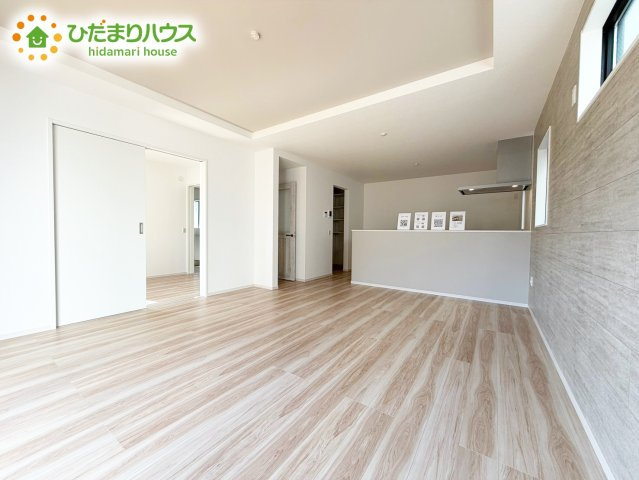 南側にお庭があり、明るく開放感のあるリビング。昼間は、電気いらずでエコ+節約にもなります。