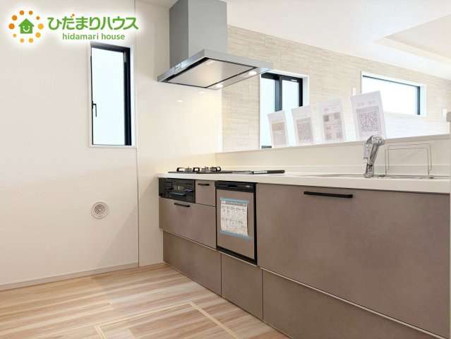 シンプルなシステムキッチン♪広々としていてお料理をするのにも十分な広さがあります！お子様とお菓子作りをしたり、新しいお料理に挑戦したり毎日の家事が楽しくなりそうです！