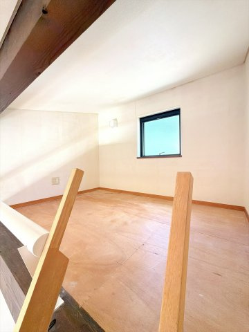 2F中部屋のロフトになります♪普段使いはもちろん、季節物等の収納スペースとしてもご利用いただけます♪