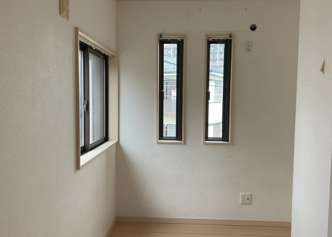 寝室でゆっくりと過ごすためにはベッド周りの適度な空間を担保することや窓の位置、照明の明るさ、寝室の広さなどを考える必要があります。自身や家族の構成とライフスタイルに併せて寝室にする部屋を選びましょう！