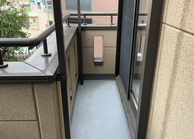 バルコニーは、室外の専用スペースのうち、「屋根がなく開放された空間」であるものを指します。ベランダより広いタイプのものが多く、日当たりもよいため家庭菜園などを楽しみたい人にとって適した環境となります。