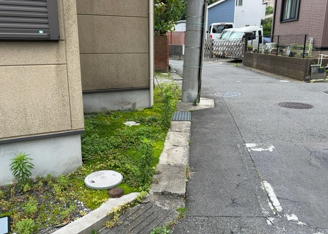 庭があることでガーデニングや家庭菜園はもちろん、こどもの遊び場やペットを放して遊ぶことができます。また、家の周囲に余裕があるということです。隣地との間があれば、十分な日当たりと、風通しが確保できます。