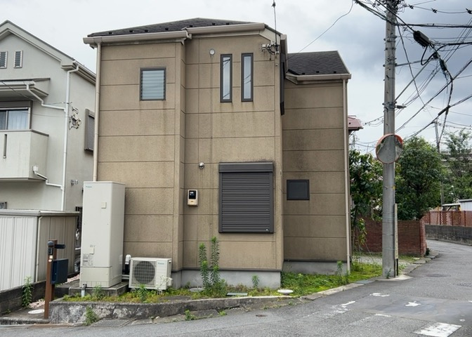 住宅用の土地では前面道路に2m以上接していなければならないと法律で定められています。しかし、お持ちの車のサイズやライフスタイルなどにより、2mでは利便が悪い場合もございますので、事前に確認しましょう。