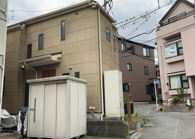 お持ちの車種によっては前面道路が広い方が便利でしょう。しかし、前面道路が広ければその分交通量が多くなるため、騒音などが気になる場合があります。実際に現地を見学し、周辺交通量や騒音などを確認しましょう！