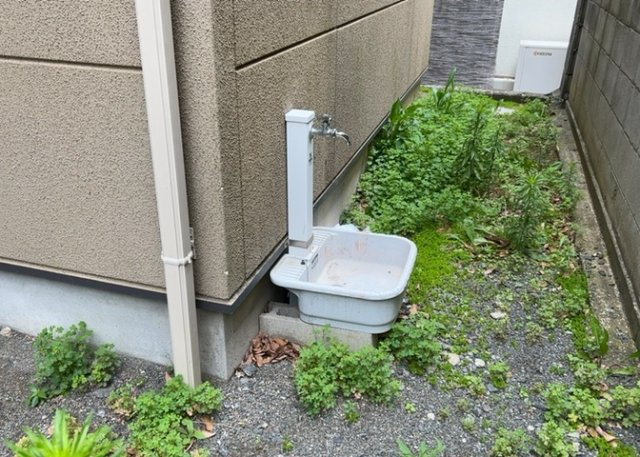 敷地内に散水栓や立水栓があると便利です。水道水を直接利用できるため、水を運ぶ手間を省くことが出来ます。大量の水を必要とする洗車作業や清掃などに役立ちます。その他設備とあわせて、現地でご確認ください。