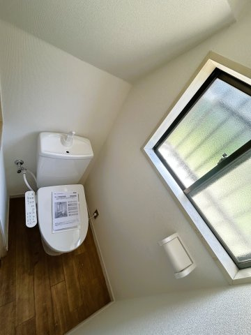明るいトイレ空間で、清潔感と使いやすさを両立しています。