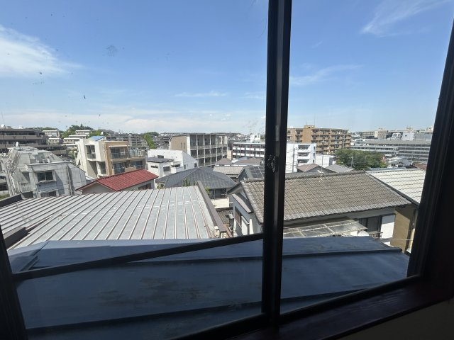 建物の重なりが低く、どこまでも続く青空が窓いっぱいに広がる。