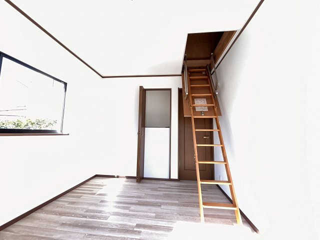 2階6帖の洋室です。屋根裏に収納があります。