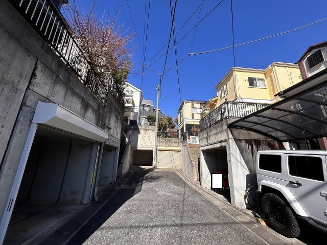 幅員5メートルの全面道路になります。