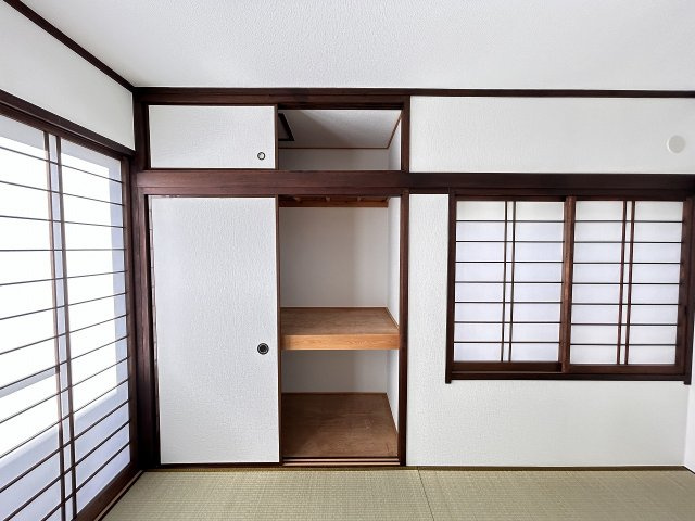 1階、南向き5帖の和室です。畳表替え、襖・障子張り替え済みです。
