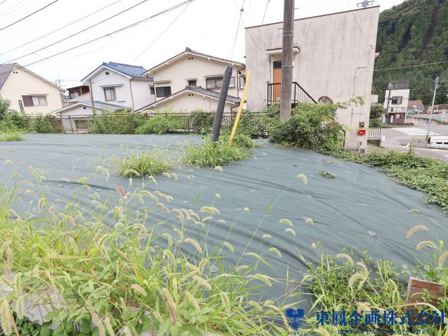 住宅街に位置する、ゆったりとした土地