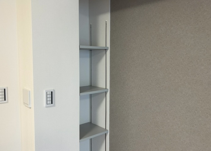 デザイン性を重視しすぎて収納が少なかった！なんてことにならないため、事前に現地で収納の数を確認しておくことをお勧めします。クローゼット以外にも床下収納や屋根裏収納、パントリーなどもチェックしましょう。