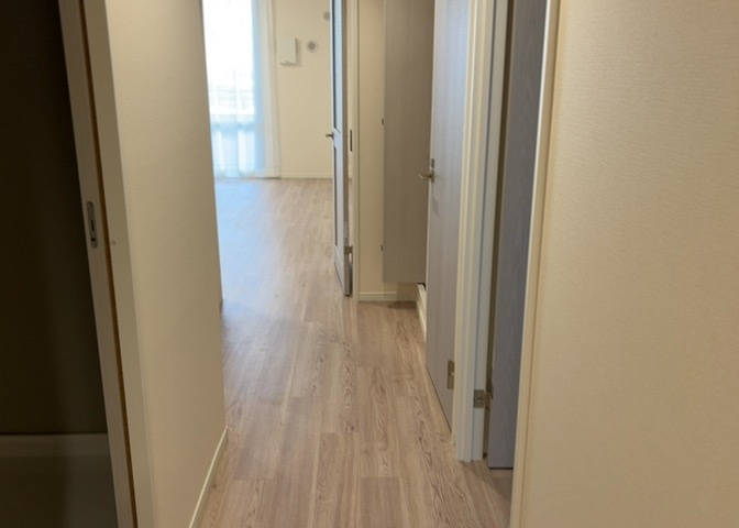 内装はとにかくおしゃれなものがいい！と選ぶ前に、まず住んだ後のことを想像してみましょう。住んでみたらコンセントの位置が悪くて使いにくいなど出てきます。事前にどの家電をどこに置くか想定しておきましょう。
