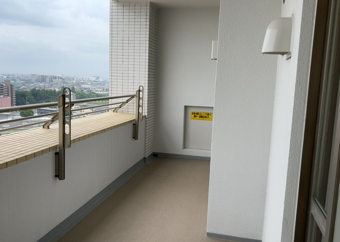 バルコニーは、室外の専用スペースのうち、「屋根がなく開放された空間」であるものを指します。ベランダより広いタイプのものが多く、日当たりもよいため家庭菜園などを楽しみたい人にとって適した環境となります。