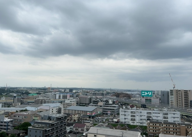 眺望の良さを楽しめるダイニングキッチンで家族団らんの時間を過ごしてはいかがでしょうか。バルコニーから見える景色を家族で眺める時間は、時間が経つのを忘れてしまいそうですね。是非、現地を見に行きましょう！