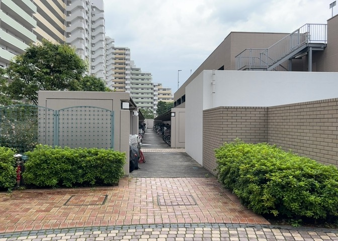 マンションの駐輪場は、事前に空きがあるか確認を取ると安心です。せっかく入居したのに駐輪スペースがない！なんてことになったら大変ですよね。そこで、内見時や購入前にはまず事前に確認しておくと良いでしょう。
