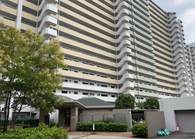 物件によっては、入居者が個人的に使用できる専用庭がついているものもあります。また、住宅の中にある土間の部分を庭と呼ぶこともあります。庭の用途は住む人によって変わり、それによってデザインもさまざまです。